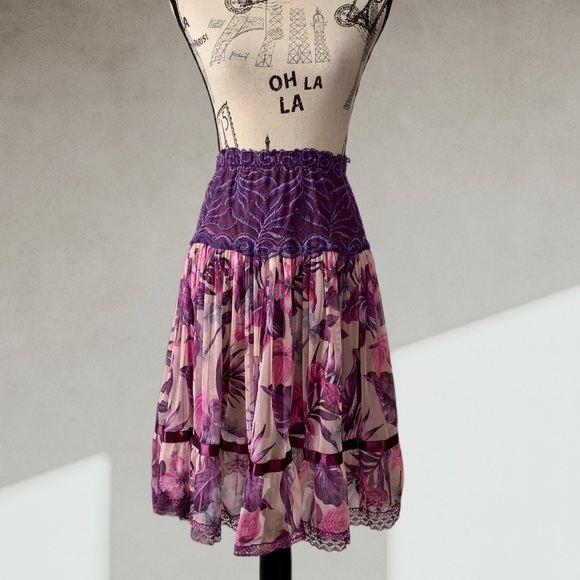 Lavender lace skirt SMALL - Picture 3 of 6